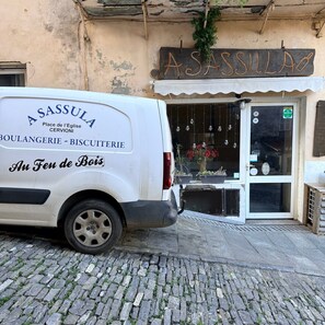 Exterior detail - Modern 6 Pers. apartment in the heart of a Corsican village - Beach 10 min away (Cervione)