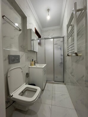Standard Apartment | Bathroom - Bohemian Antique House in Colorful Balat (İstanbul)