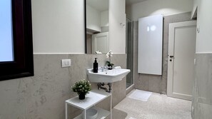 Shower, hair dryer, bidet, towels - Residence Cà Vendramin (Venecia)