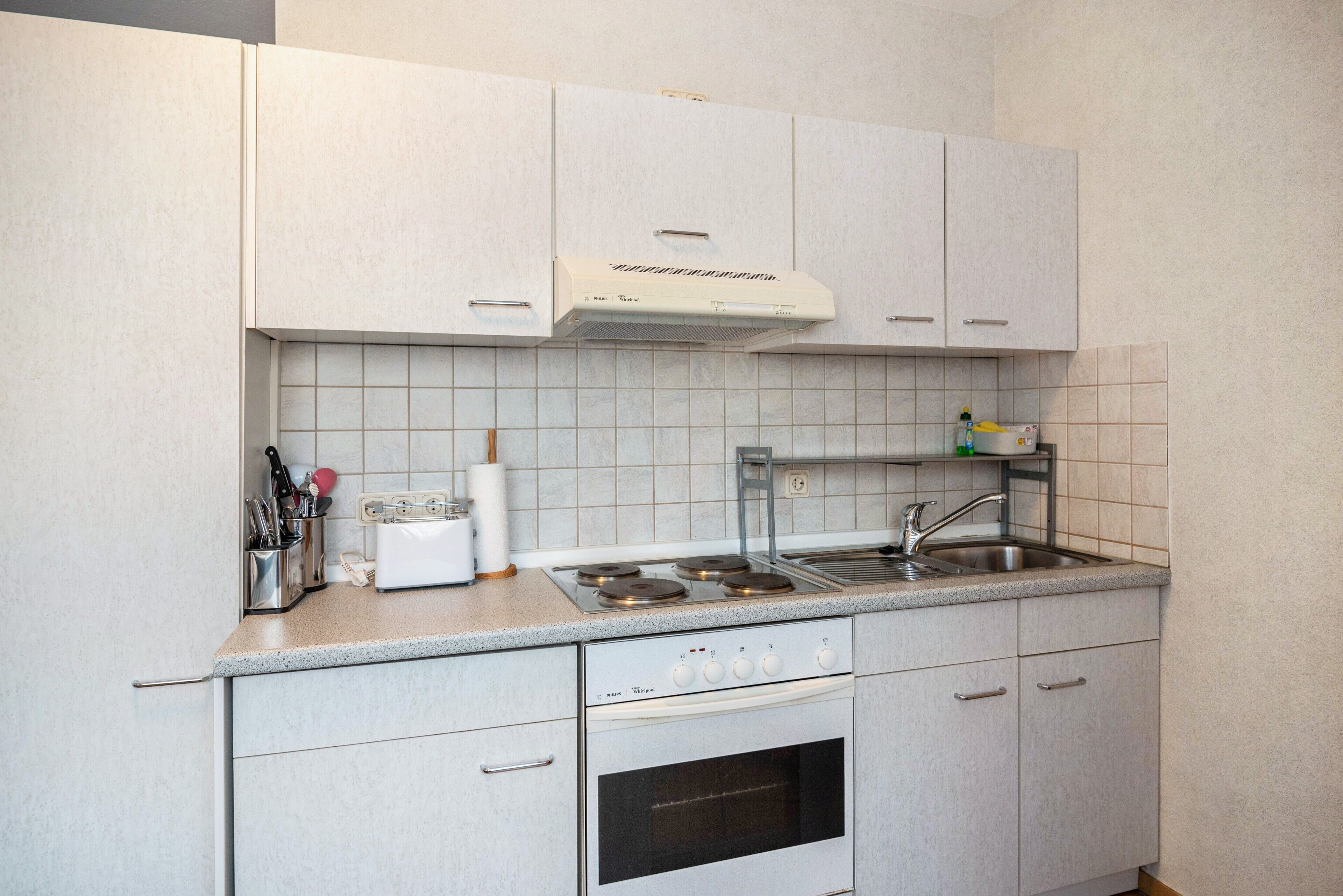 Frigorifero, forno, piano cottura, macchina per tè/caffè