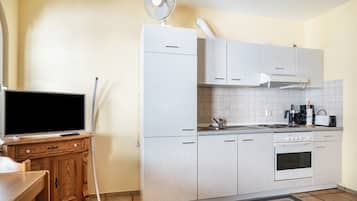 Fridge, oven, stovetop, coffee/tea maker