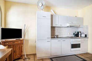 Kühlschrank, Ofen, Herdplatte, Wasserkocher mit Kaffee-/Teezubehör