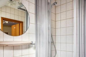 Shower, hair dryer - Apartment '4' with Mountain View, Shared Terrace and Wi-Fi (Bernkastel-Kues)