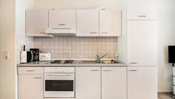 Fridge, oven, stovetop, coffee/tea maker