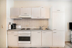 Réfrigérateur, four, plaque de cuisson, cafetière/bouilloire