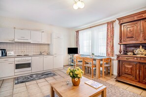 Jääkaappi, uuni, liesi, kahvin-/teenkeitin