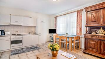 Frigorifero, forno, piano cottura, macchina per tè/caffè