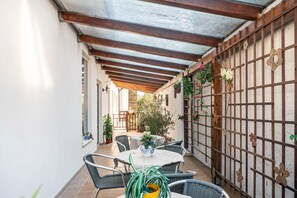 Outdoor dining - Room 'Einzelzimmer 4' with Mountain View, Shared Terrace and Wi-Fi (Bernkastel-Kues)
