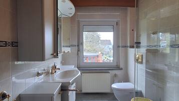 Dusche, Handtücher, Toilettenpapier