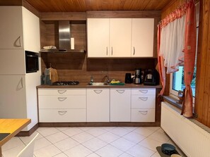 Fridge, oven, stovetop, dishwasher