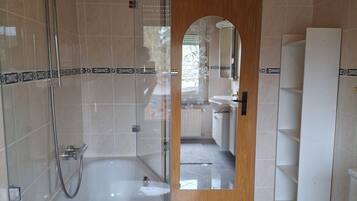 Dusche, Handtücher, Toilettenpapier