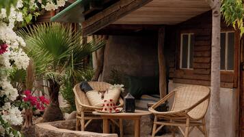 Holzhütte, Gartenblick | Zimmersafe, individuell dekoriert, individuell eingerichtet