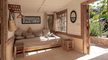 Chalet rustique classique, vue sur le jardin