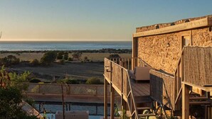 Un edificio de madera con un balcón que da a una masa de agua.