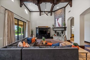 Smart TV, fireplace - Paradise Found! Luxe Custom! Multi-Family Fun. (Mesa)