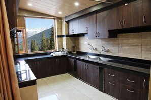 Private kitchen - The Rohtang Chalet Cottage (Manali)