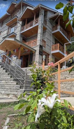 Front of property - The Rohtang Chalet Cottage (Manali)