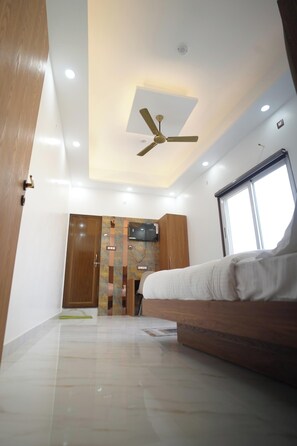 Superior Room | Free WiFi - Hotel Shri Sai Palace Ayodhya (Faizabad)