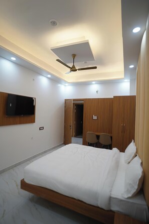 Deluxe Room | Free WiFi - Hotel Shri Sai Palace Ayodhya (Faizabad)