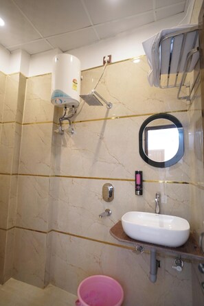 Deluxe Room | Bathroom | Towels, soap, shampoo, toilet paper - Hotel Shri Sai Palace Ayodhya (Faizabad)