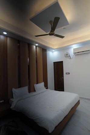 Deluxe Room | Free WiFi - Hotel Shri Sai Palace Ayodhya (Faizabad)