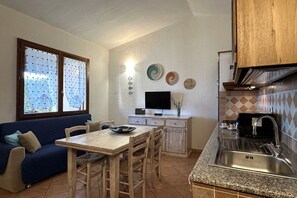 Fridge, oven, stovetop, dishwasher - Casa Vanessa sea view with shared pool (Tertenia)