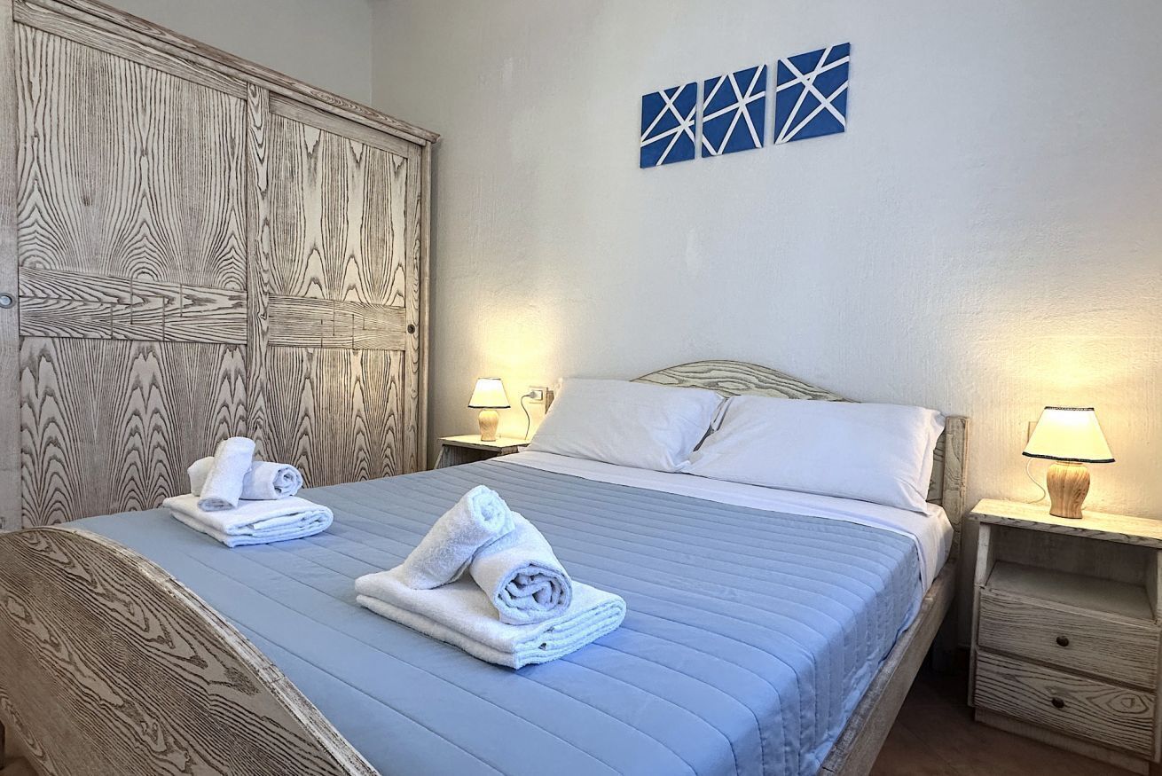 2 bedrooms, iron/ironing board, travel crib