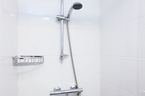 Shower, hair dryer, towels, soap - Central Brighton 2-Bed Flat by Shops, Cafés, Beach (Brighton and Hove)