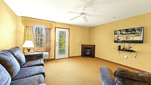 Accessible Lake Harmony Condo – Single-Level Comfort, Sleeps 6