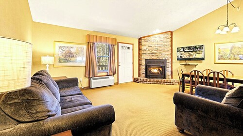 Spacious Two‑Level Stay Close to Skiing, Waterparks & Hiking