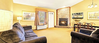 Bi‑Level Retreat w/ Private Sauna Near Top Poconos Attractions