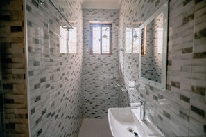 Comfort House | Bathroom | Shower, free toiletries, towels, soap - Ocho Rios (Arusha)