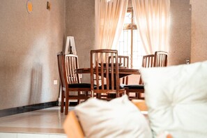 Comfort House | Dining - Ocho Rios (Arusha)