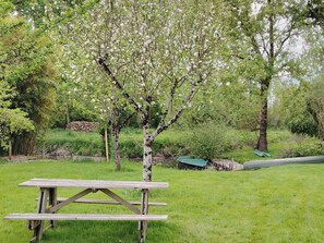 Outdoor dining - Longère in the heart of the marsh with private port (Arçais)