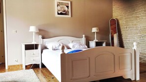 Unclassified image, 4 of 19, button - Vrbo Property (Arçais)