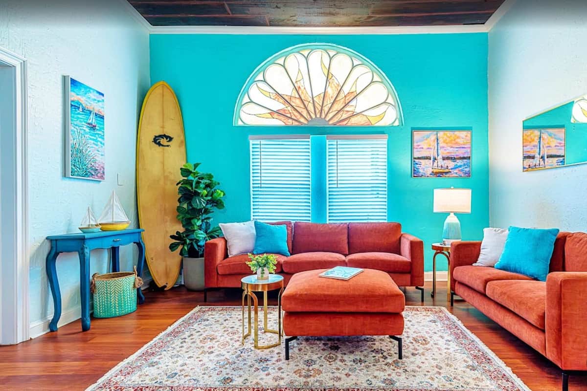 Hus - flere senge - terrasse - udsigt til have (Surf + Strand) | Opholdsområde