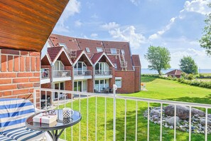 Property grounds - Linda - Balcony with sea view, private beach chair on the beach, swimming pool (Kronsgaard)