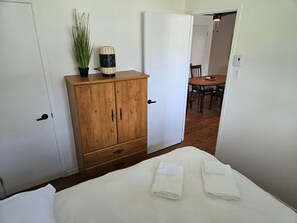 Iron/ironing board, free WiFi, bed sheets - La Joie de Vivre 354 (Beaupré)