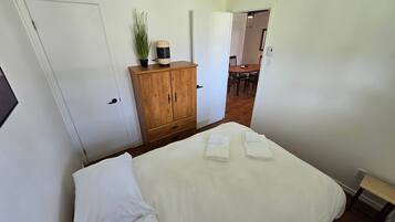 Iron/ironing board, WiFi (free), bed sheets