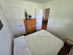 Tabla de planchar con plancha, wifi gratis y ropa de cama 
