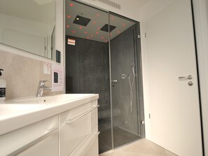 Shower, hair dryer - Spacious Apartment with exceptional Sea View and Wellness Area! (Wendtorf)