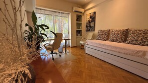 2 bedrooms, desk, iron/ironing board, free WiFi - Quiet and bright - an authentic apartment near the Hilton (Athina)