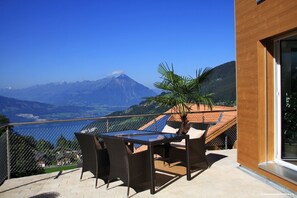 Outdoor dining - swissmountainview - sunny & quiet - terrace, Jacuzzi, view to lake + mountains (Beatenberg)