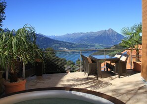 Outdoor dining - swissmountainview - sunny & quiet - terrace, Jacuzzi, view to lake + mountains (Beatenberg)