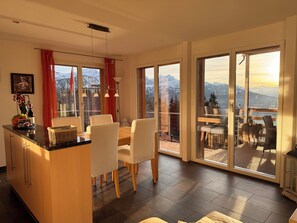 Dining - swissmountainview - sunny & quiet - terrace, Jacuzzi, view to lake + mountains (Beatenberg)