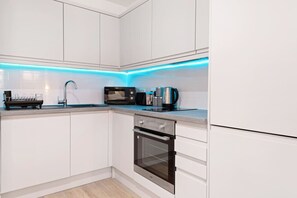 Kühlschrank, Mikrowelle, Ofen, Geschirrspüler