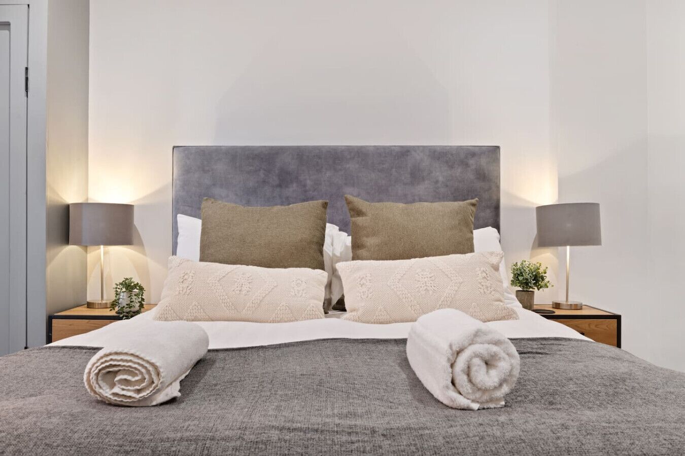 Desk, iron/ironing board, WiFi, bed sheets