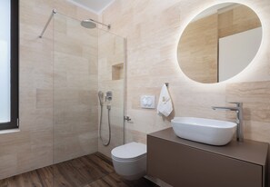 Ducha, secador de pelo, toallas y jabón