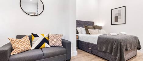 Bureau, fer et planche Ă repasser, Wi-Fi, draps fournis