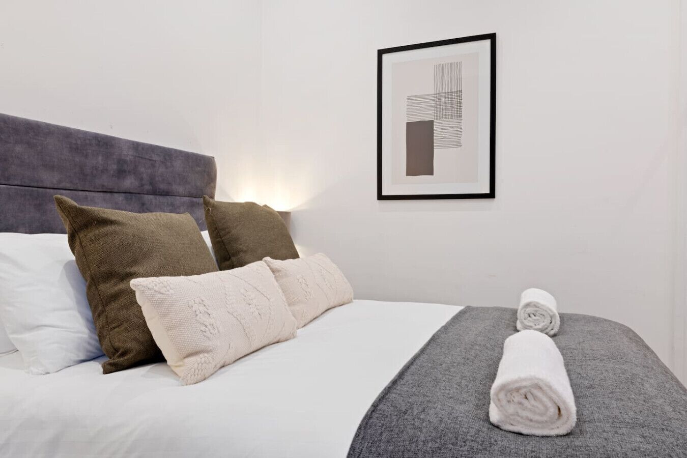 Työpöytä, silitysrauta/-lauta, Wi-Fi, vuodevaatteet